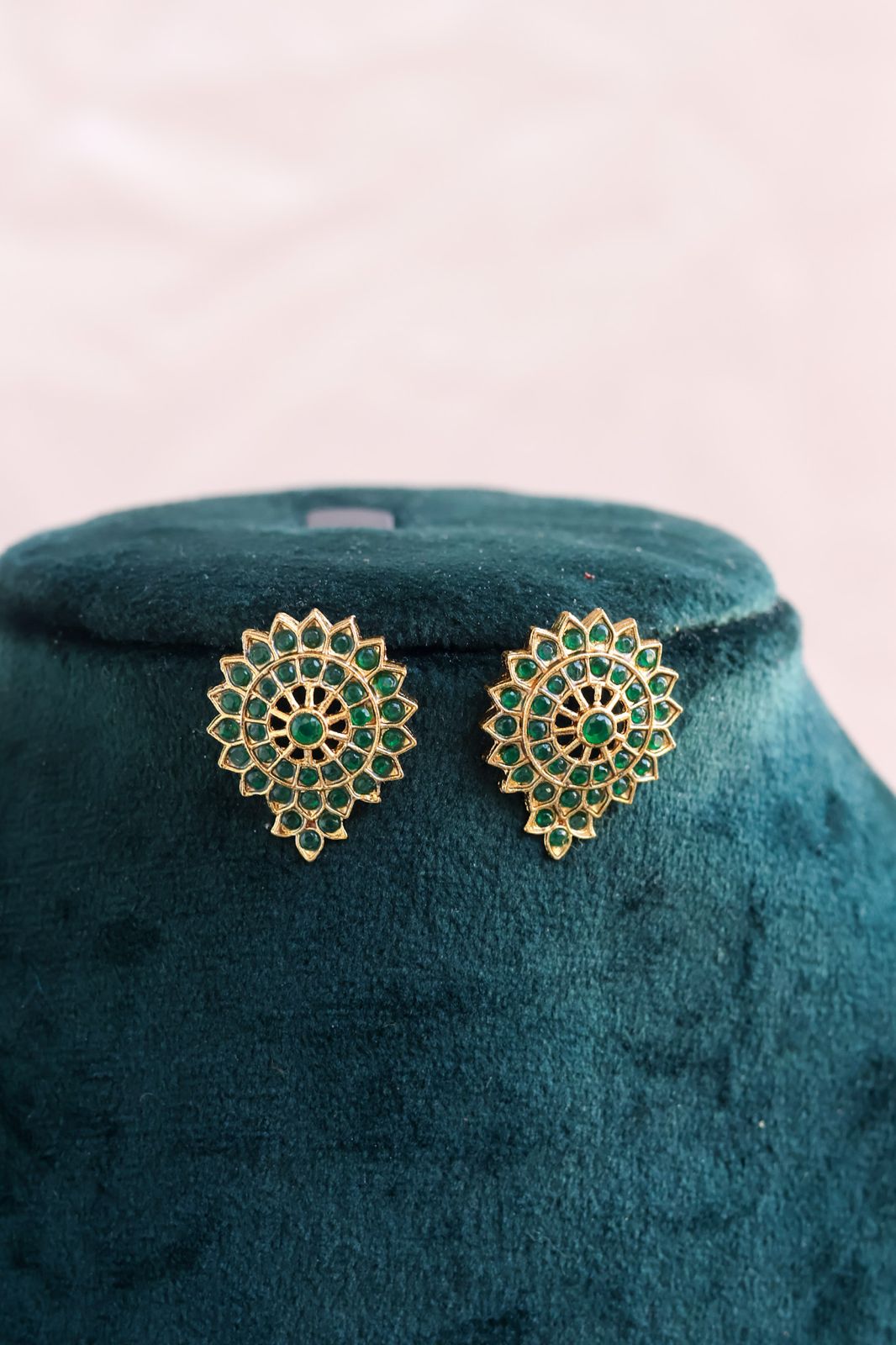 Vishnu Vaibhavam Kemp Collar