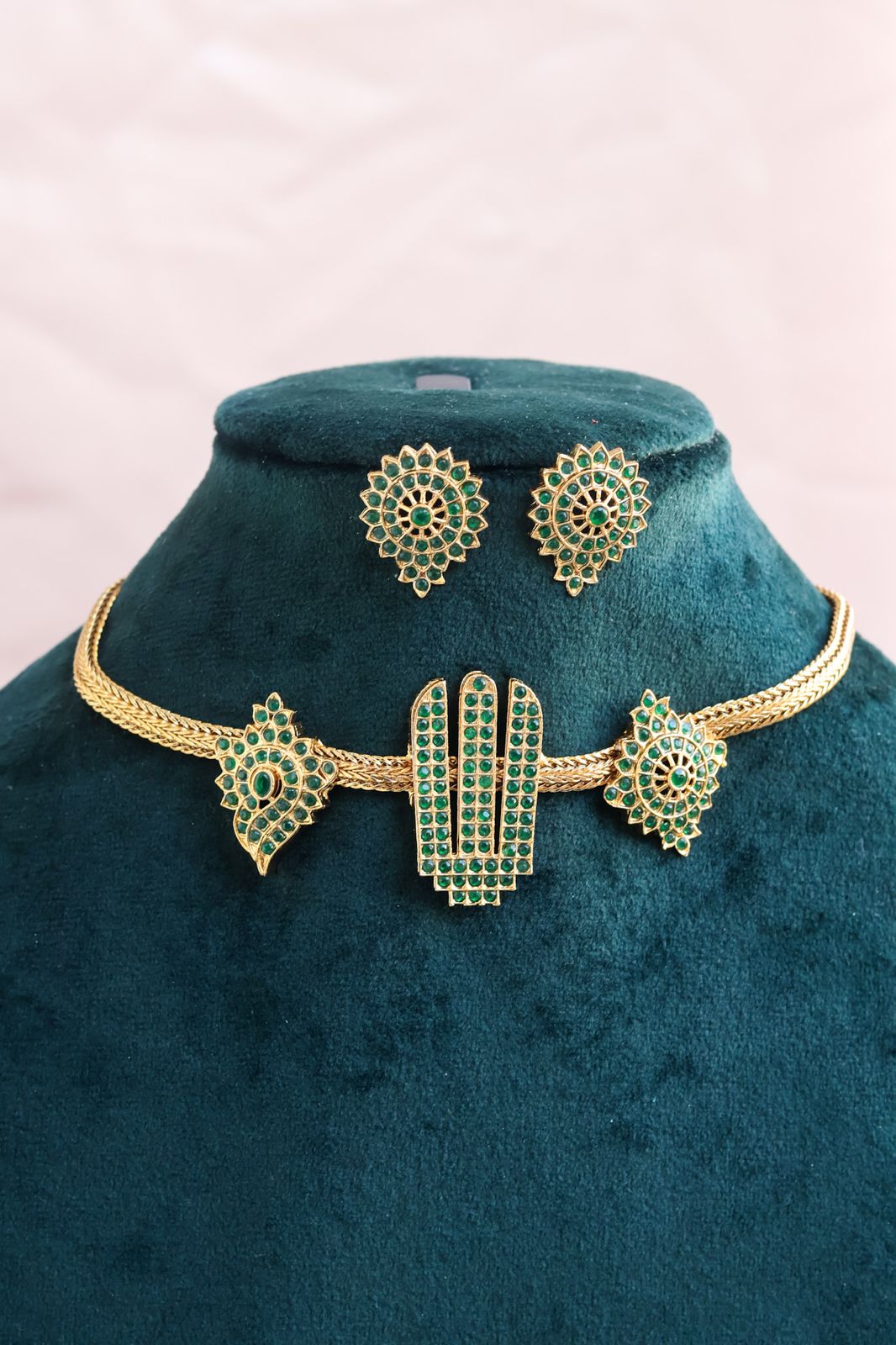 Vishnu Vaibhavam Kemp Collar