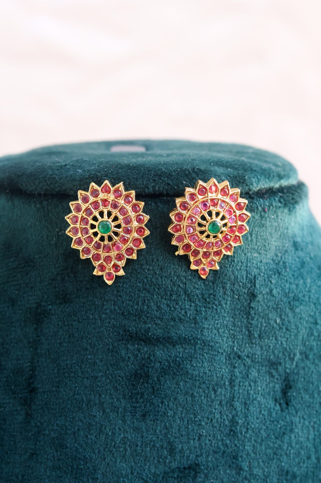 Vishnu Vaibhavam Kemp Collar